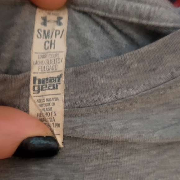 Under Armor  grey womens t-shirt. Size small - Picture 3 of 6